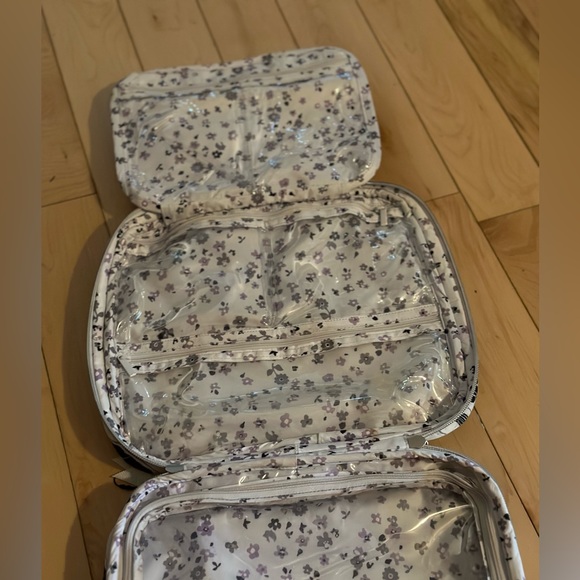 Vera Bradley, toiletry case, but used for a short time as a make up case - Picture 5 of 8